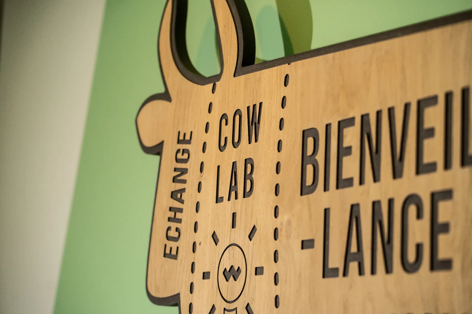 Panneau en bois Cow Lab affichant les valeurs de bienveillance et d'échange