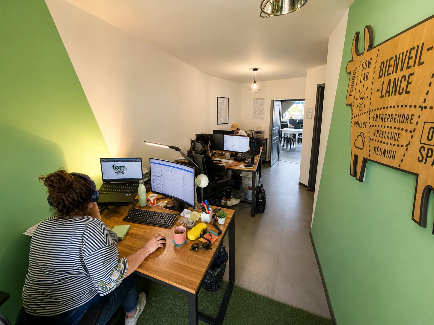 Bureau partagé en activité dans l'espace de coworking de Laissac