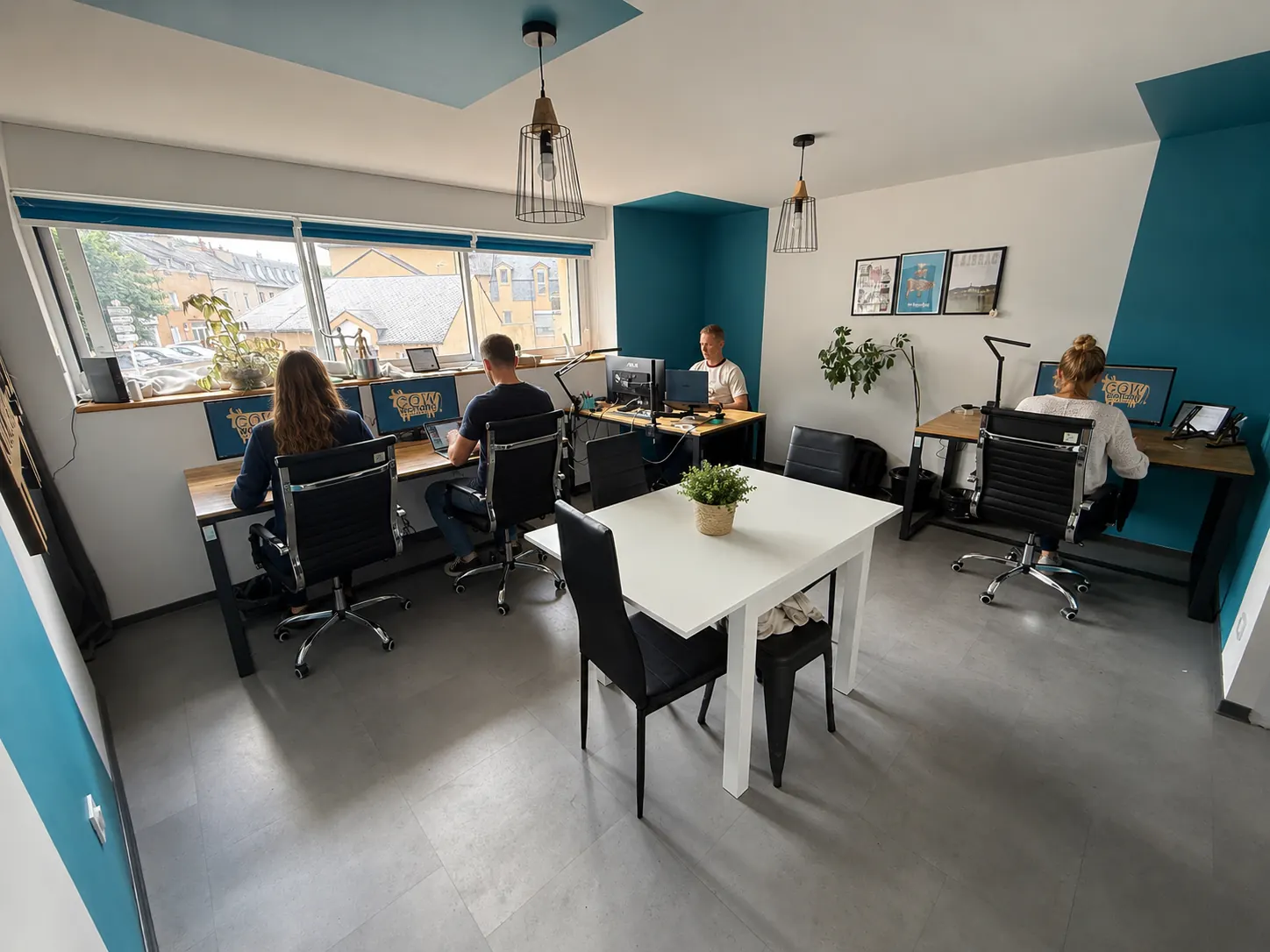 L'espace de coworking de Laissac : bureaux partagés, fenêtre lumineuse, ambiance conviviale
